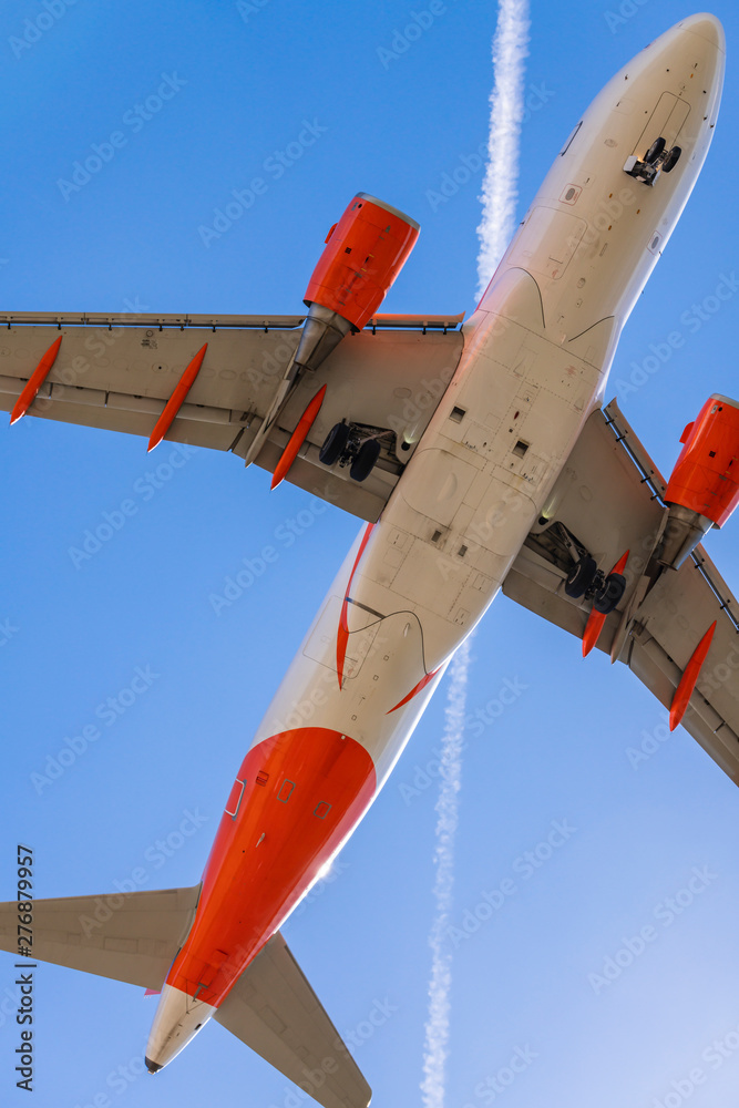 Unterseite eines landenen Flugzeuges