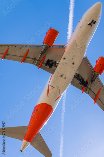 Obraz na płótnie Unterseite eines landenen Flugzeuges w salonie
