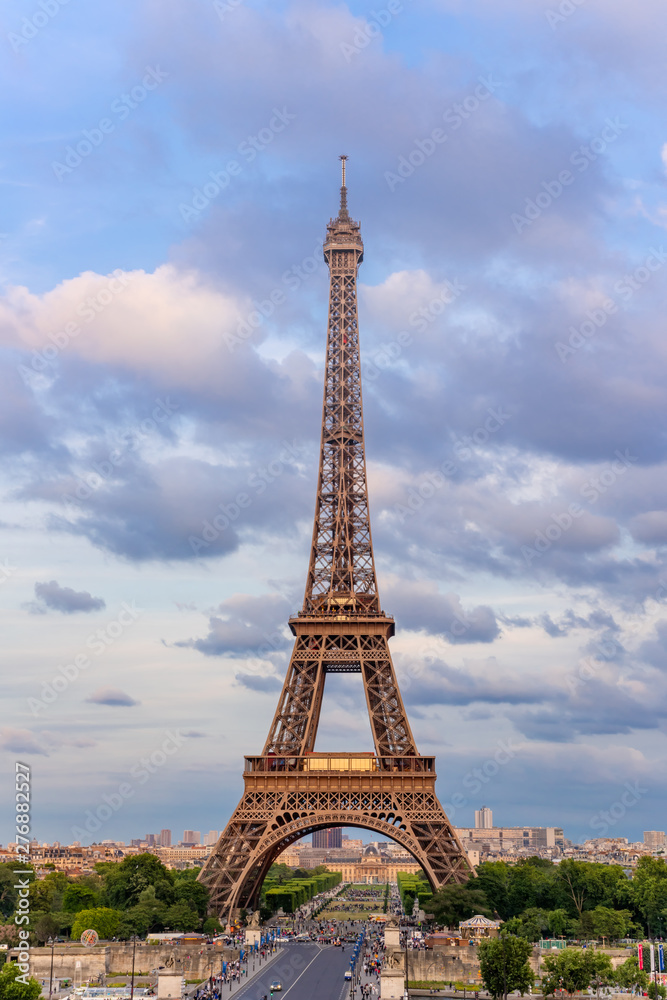 Fototapeta premium Eiffel Tower in colors of pink twilight Paris, France