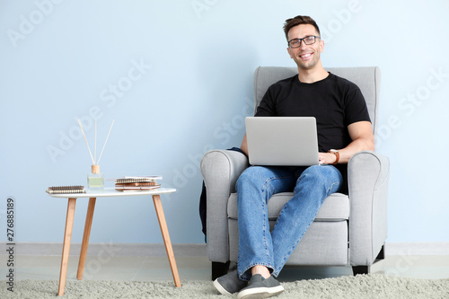 Male blogger with laptop si...