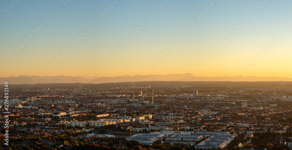 München Panorama in Abendlicht Dämmerung