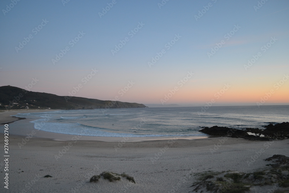 Playa de la localidad costera de Ferrol cerca del atardecer.