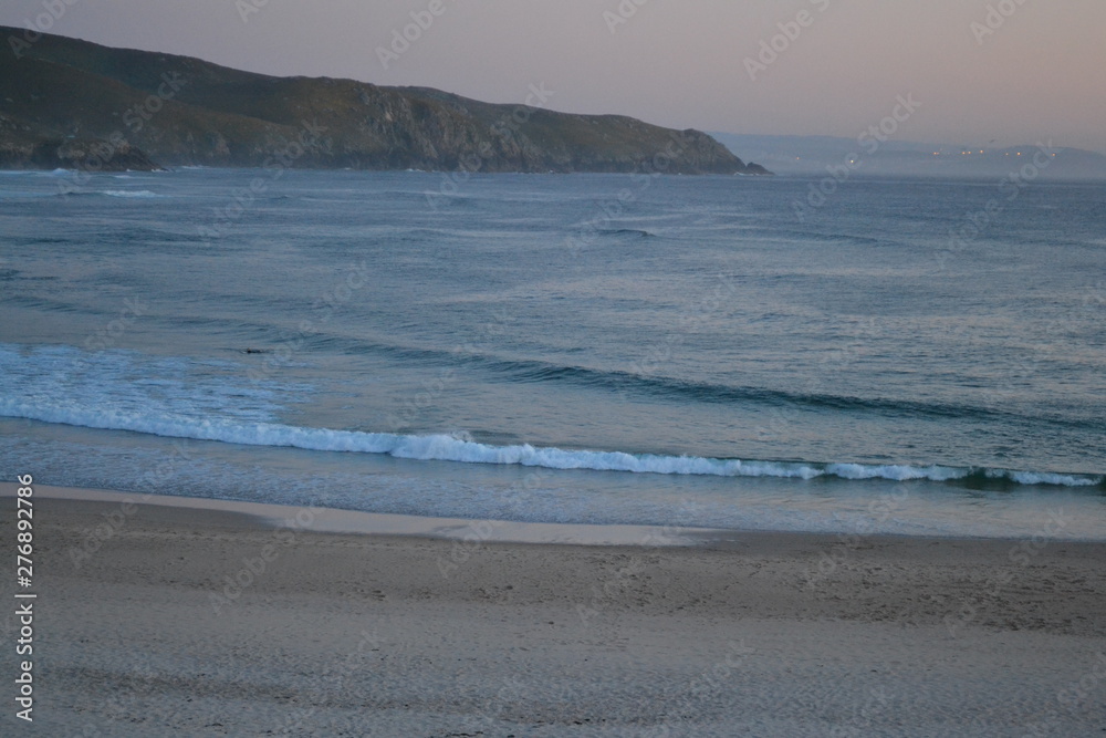 Playa de la localidad costera de Ferrol cerca del atardecer.