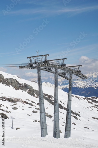 Mast und Seile der Gletscherbahn zwischen den hoch aufragenden Bergen