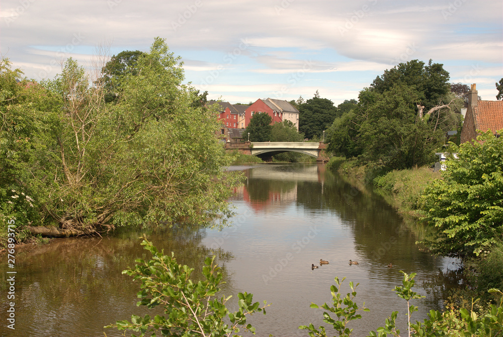 Obraz premium iron bridge over river Tyne, Haddington