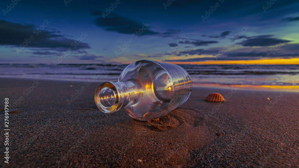 Obraz premium Bouteille échouée sur la plage.