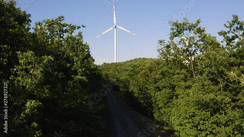 Energia pulita dal vento, impianto eolico con turbine alte 110 metri. photo