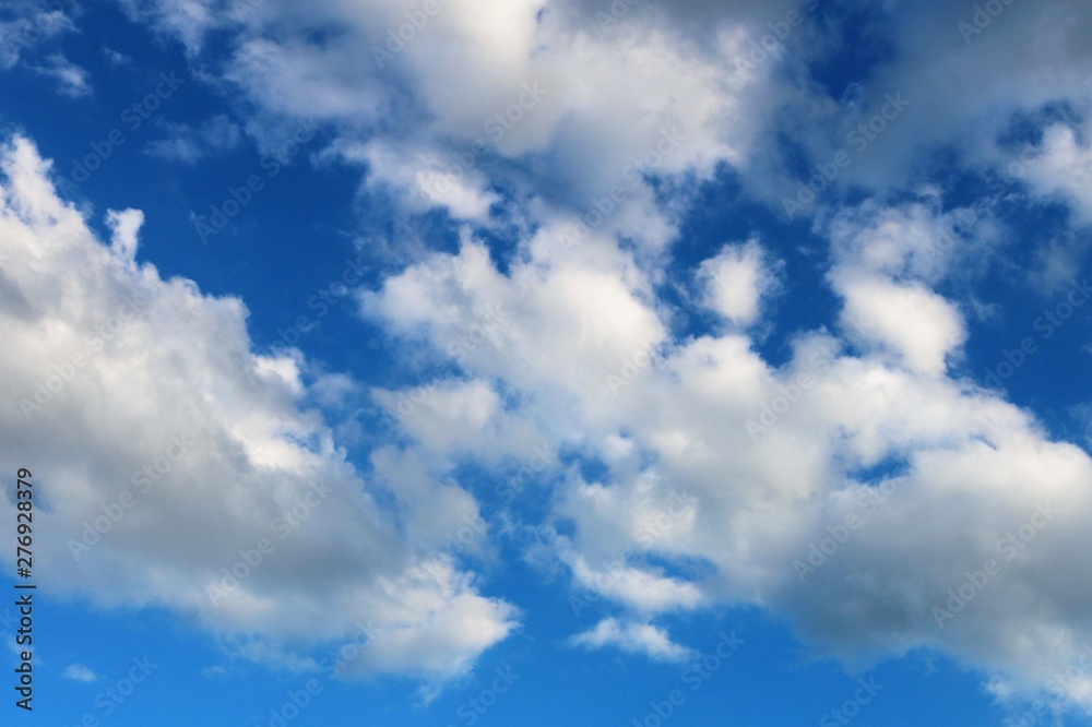 Fototapeta premium Blau des Himmels, Weiß der Wolken