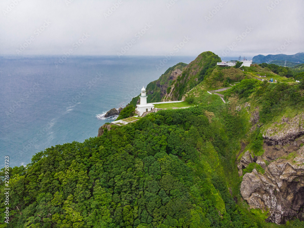 室蘭絵鞆半島の断崖絶壁に立つ地球岬灯台を空撮 foto de Stock Adobe Stock