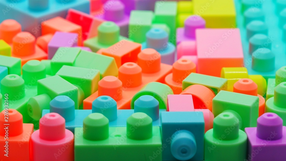 Naklejka premium colorful toy blocks on white background
