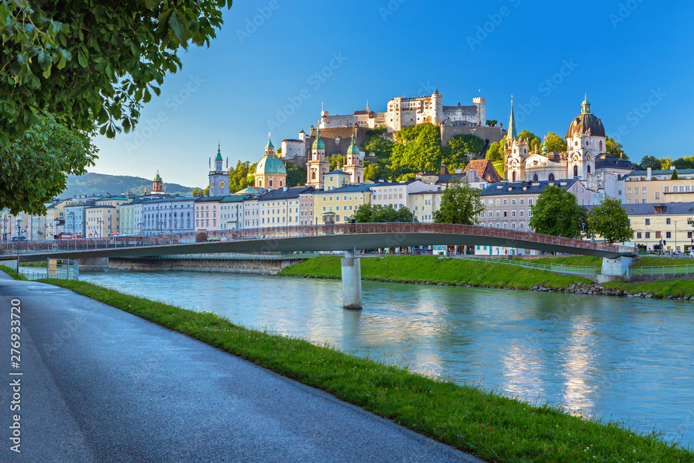 Naklejka premium Poranny widok na panoramę Salzburga z Festung Hohensalzburg w lecie, Salzburg, Austria