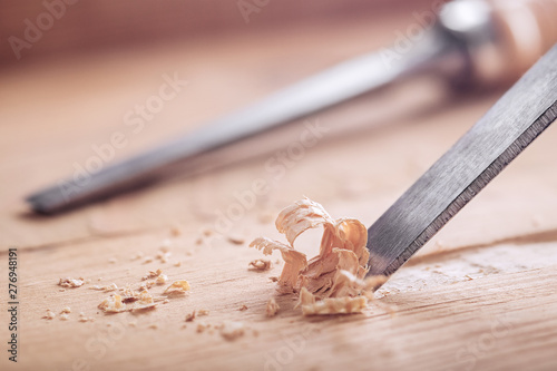 Foto wood chisel cutting out groove in old pine plank for the door lock