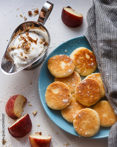Сheesecakes with peaches and creamy-peanut sauce