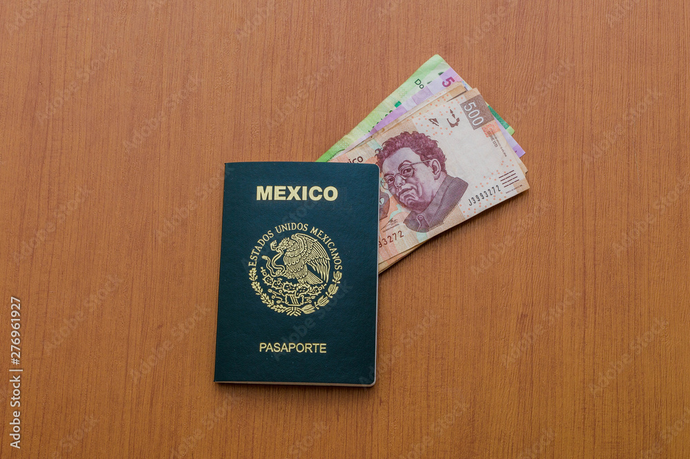 Pasaporte mexicano Un paquete de billetes de quinientos pesos mexicanos dispuestos como un abanico. Billetes de quinientos doscientos sobre fondo de madera. Pesos Mexicanos en efectivo Pasaporte mexicano Un paquete de billetes de quinientos pesos mexicanos dispuestos como un abanico. Billetes de quinientos doscientos sobre fondo de madera. Pesos Mexicanos en efectivo