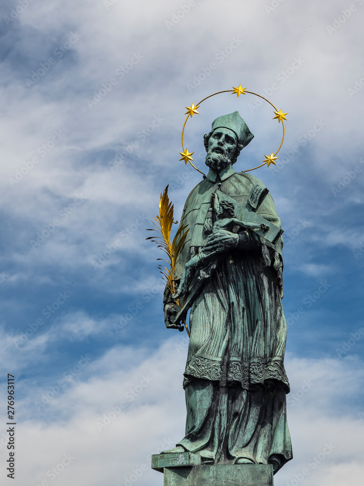 statua di San Giovanni Nepomuceno sul Ponte Carlo a Praga
