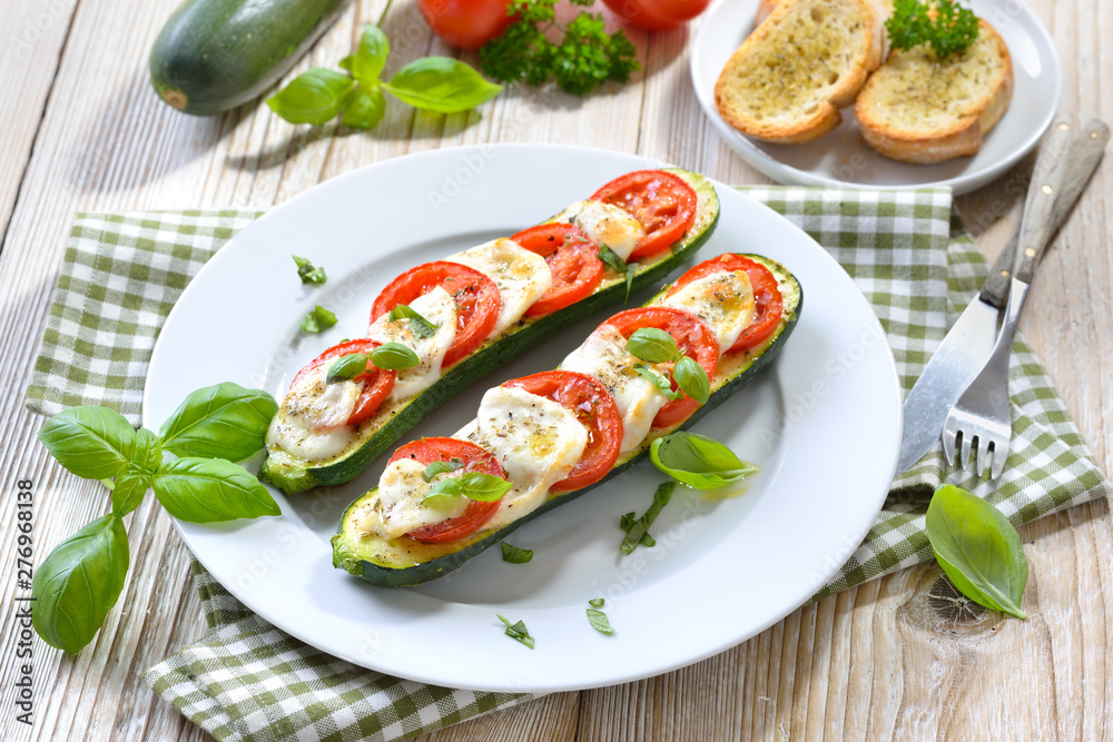 Überbackene Zucchini Caprese gefüllt mit Tomate, Mozzarella, Basilikum ... Überbackene Zucchini Caprese gefüllt mit Tomate, Mozzarella, Basilikum ...