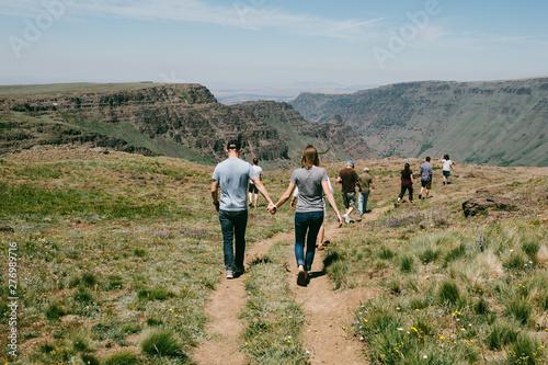 Foto a family out on a nature walk holding hands