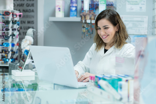 mujer joven trabajadora en laboratorio, óptica o farmacia
