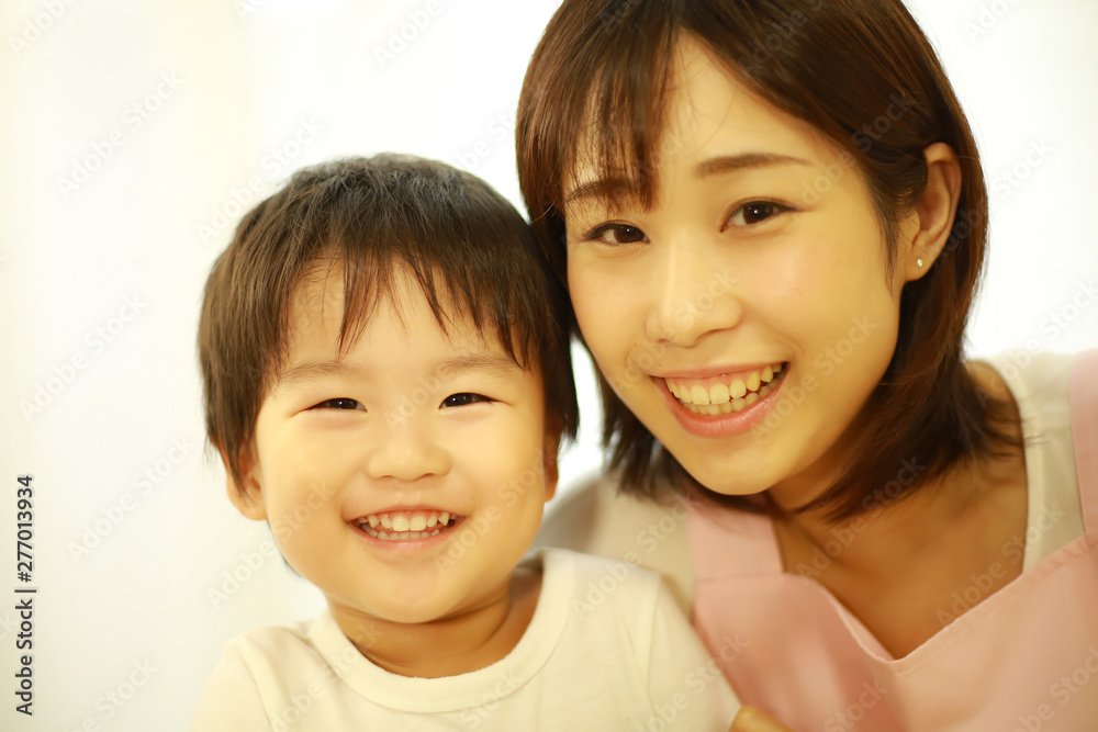 笑顔の男の子と保育士イメージ 笑顔の男の子と保育士イメージ