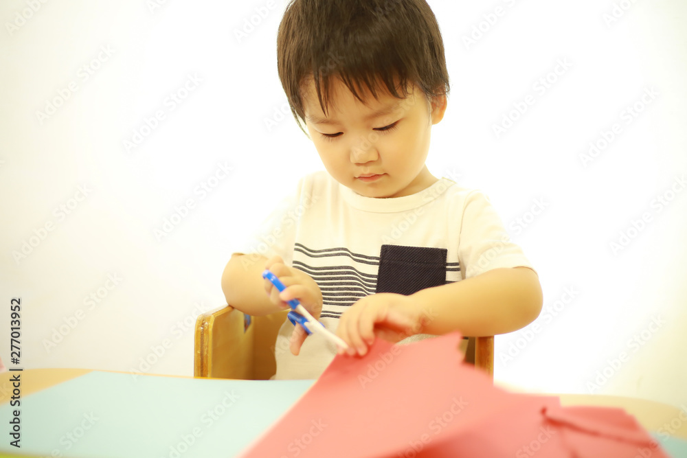 工作する男の子 工作する男の子