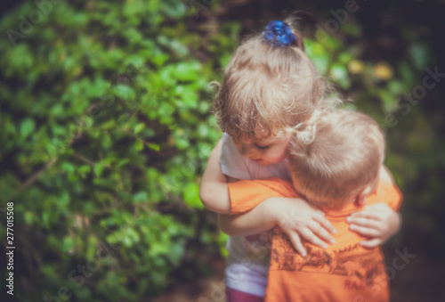 Cuadro en lienzo Brother and sister hugging each other