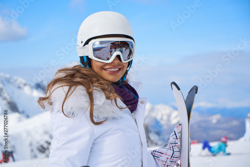 Foto Young caucasian woman skier