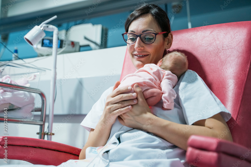 Ταπετσαρία Female doctor examining newborn baby after lunch. Night shift