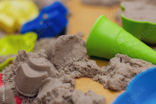 A tool for playing with sand clay that doesn't stick to your hand
