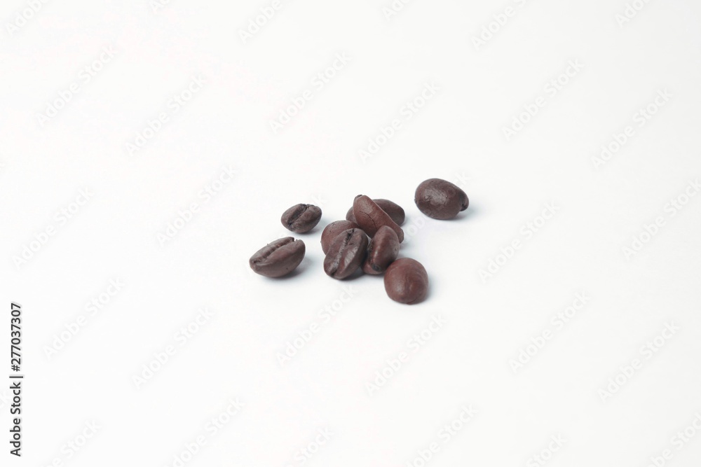 Naklejka premium coffee beans white background isolated