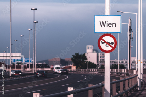 Tableau sur toile Ortstafel Wien auf der Brigittenauer Brücke