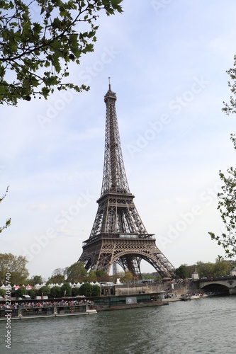 eiffel tower in paris © Yasmin