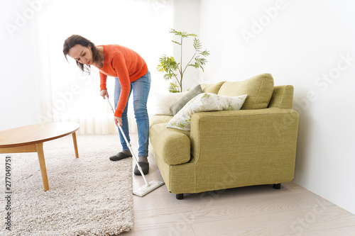 家を掃除する若い女性 © maroke
