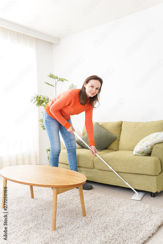 家を掃除する若い女性