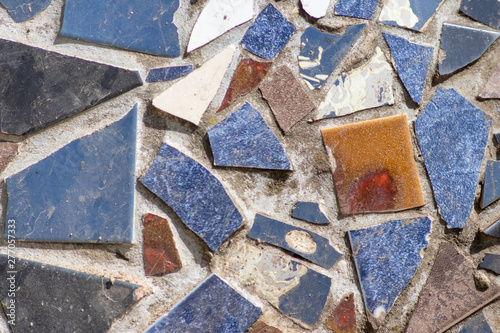 Künstlerisches Mosaik aus blauen, weißen und anderen kleinen Mosaiksteinchen und Kacheln ergeben ein maritimes Kunstwerk aus Keramik