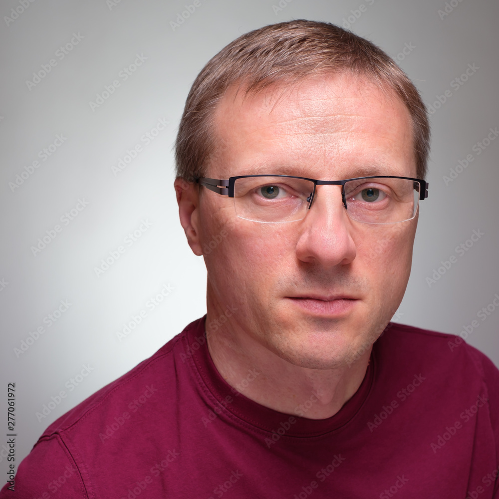 Männerportrait mit Brille Blick Skepsis Männerportrait mit Brille Blick Skepsis