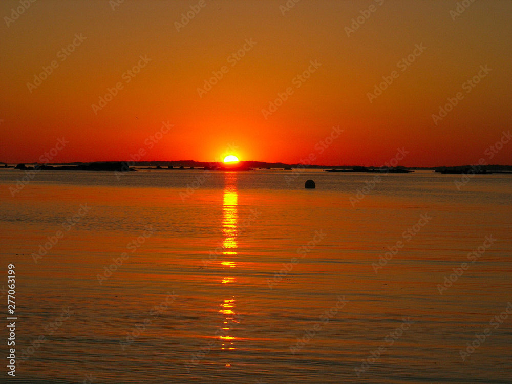 Obraz premium Secuencia de fotos de la puesta de sol del 21 de junio de 2009 en San Vicente do Grove (España). Foto 4.