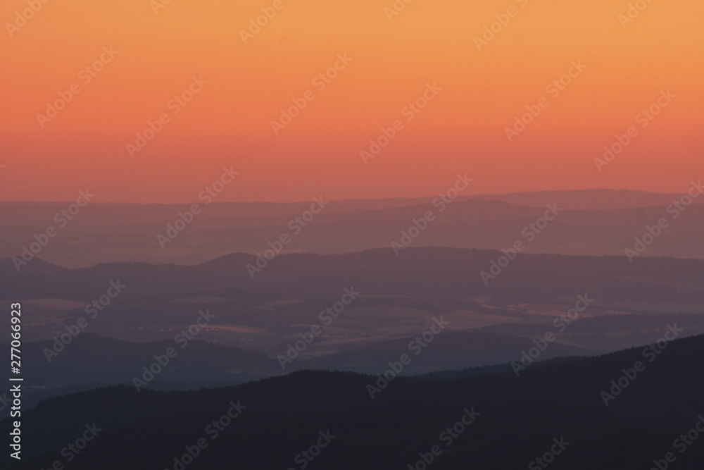 Fototapeta Panorama krajobrazu górskiej przyrody z warstwami sylwetki i widokiem na dolinę o zachodzie słońca kolorowe niebo. Wolfswarte, Torfhaus, Park Narodowy Harz w Niemczech