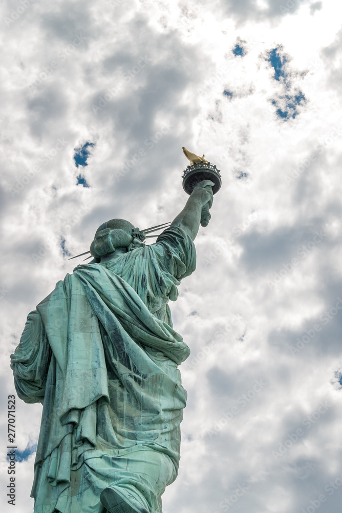 Fototapeta premium Blich von unten auf Freiheitsstatue und Wolkenhimmel
