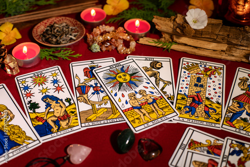 Tarot de Marseille tirage de carte divinatoire en cartomancie
