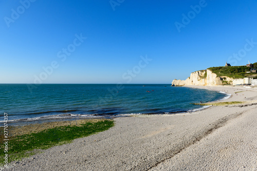 Vue de la plage de galets et des falaises d'Etretat © Florent