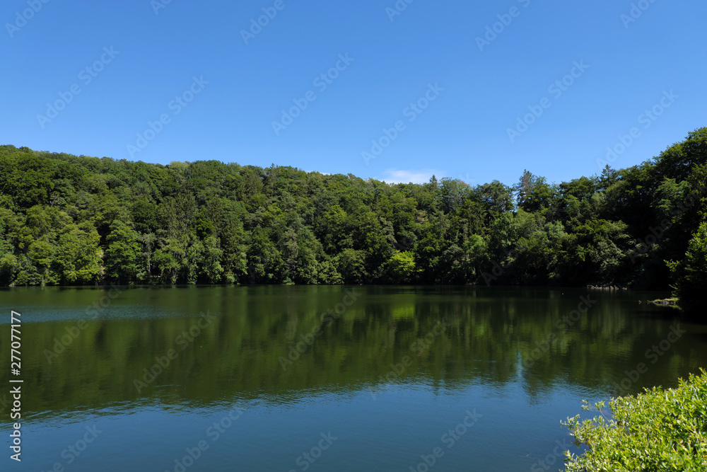 Teilansicht Ulmener Maar bei Ulmen in der Vulkaneifel - Stockfoto Teilansicht Ulmener Maar bei Ulmen in der Vulkaneifel - Stockfoto