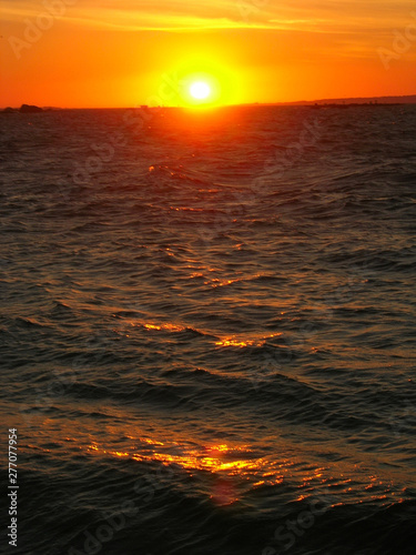 Puesta de sol en el mar (San Vicente do Grove, año 2005). Foto 1