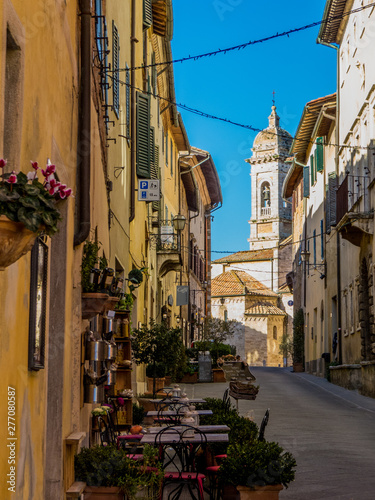 Fototapeta Naklejka Na Ścianę i Meble -  SAN QUIRICO D'ORCIA, ITALY - NOVEMBER 30, 2016: Charming narrow street in the old town.