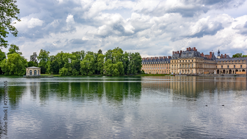 Naklejka premium Fontainebleau palace (Chateau de Fontainebleau) and park near Paris, France