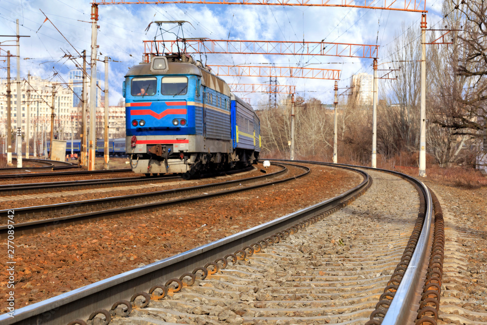 Fototapeta premium Perspective and turn of a multichannel railway for electric trains