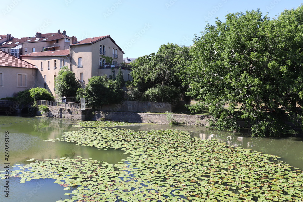 Fototapeta premium La rivière Moselle dans la ville de Metz - Département de la Moselle - Région Lorraine - France