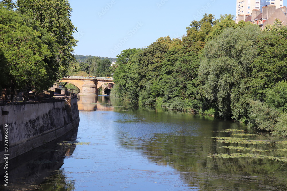 Fototapeta premium La rivière Moselle dans la ville de Metz - Département de la Moselle - Région Lorraine - France