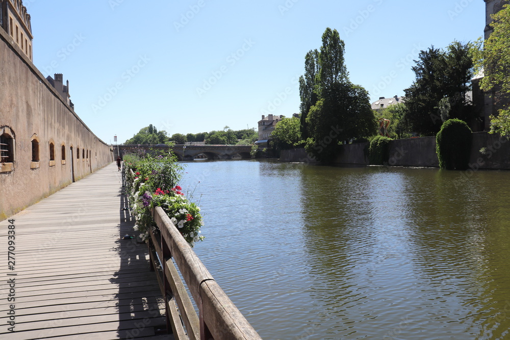 Fototapeta premium La rivière Moselle dans la ville de Metz - Département de la Moselle - Région Lorraine - France