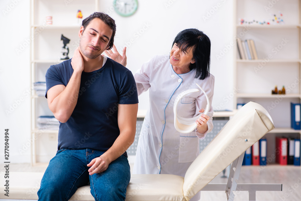 Obraz premium Young male patient visiting aged female doctor