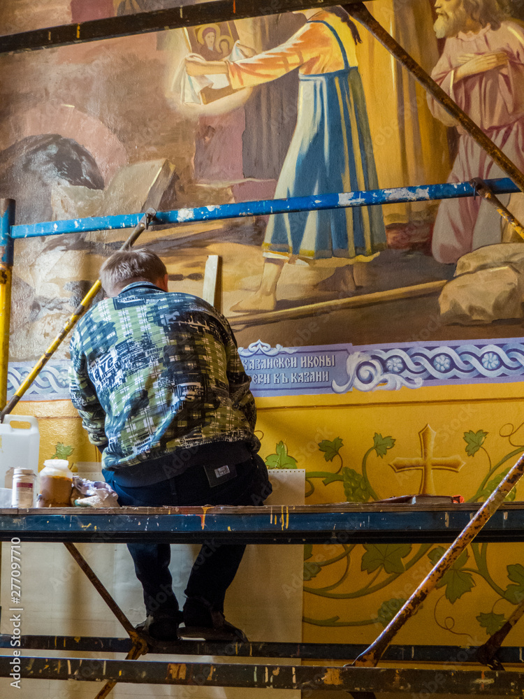 Φωτογραφία CHELYABINSK, RUSSIA - JUNE 5, 2018: Man working at the restoration of frescoes in the St